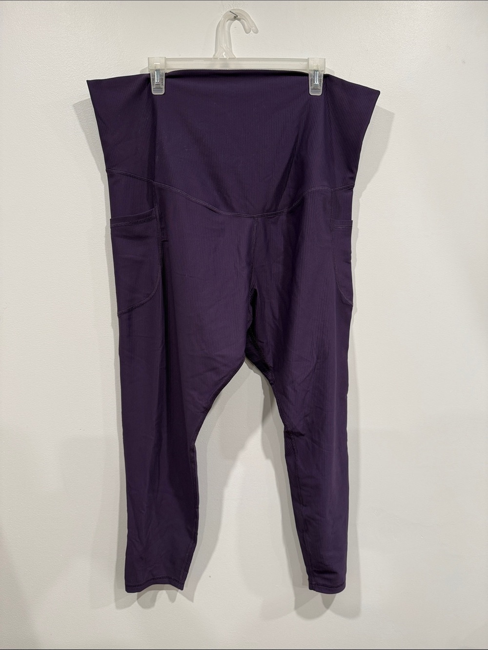 Old Navy High-Waist Maternity Leggings with Side Pockets in Deep Purple